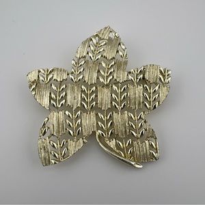Vintage LISNER Leaf Pin, Mid Century Modern Gold Tone Tone Leaf Pin, used.
